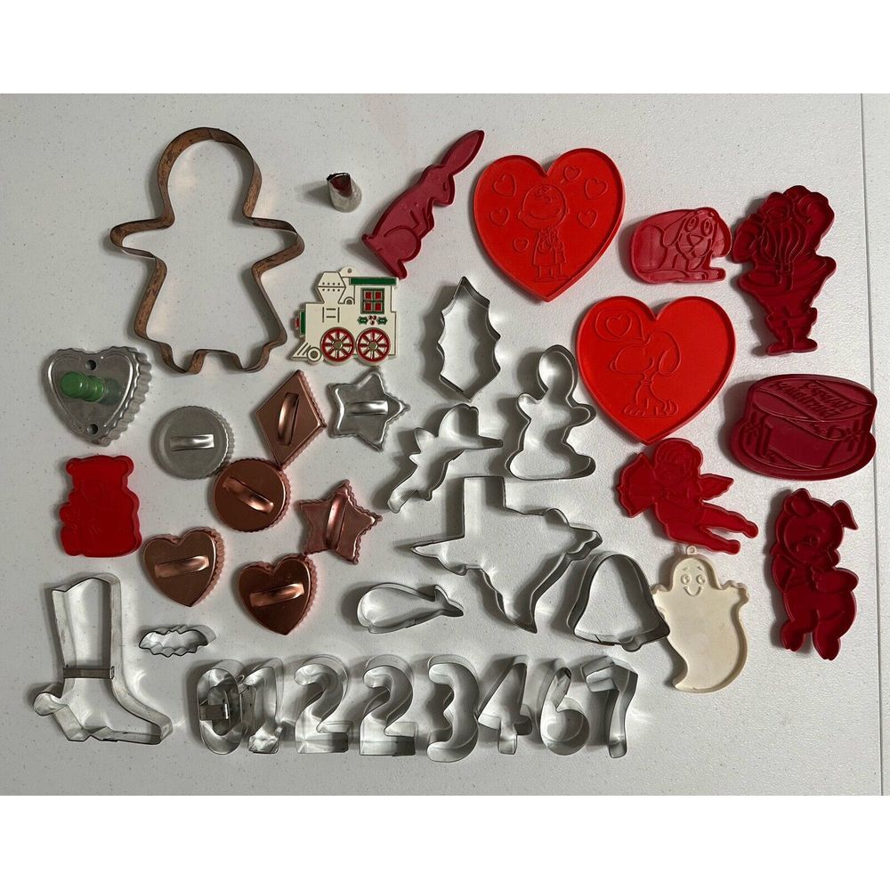 Vintage Cookie Cutter‎ 36pc Lot Plastic Aluminum Mixed Shapes Snoopy Clifford